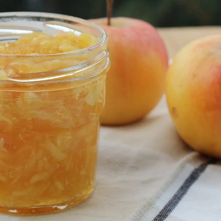 Hausgemachte Marmelade mit Birne und Apfel im Glas.