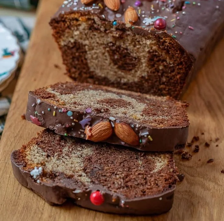 Leckerer Marmorkuchen für die Weihnachtszeit mit Schokolade und Vanille