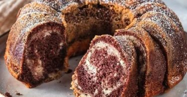 Saftiger Marmorkuchen mit Öl und Mineralwasser, perfekt für jede Feier.