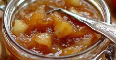 Gläser mit selbstgemachter Bratapfel-Marmelade auf einem Tisch