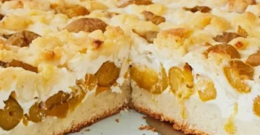 Leckerer Mirabellenkuchen mit Quark und Streuseln auf Teller serviert