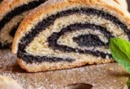 Leckerer Mohnstollen mit Mohnfüllung und Gewürzen