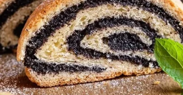 Leckerer Mohnstollen mit Mohnfüllung und Gewürzen