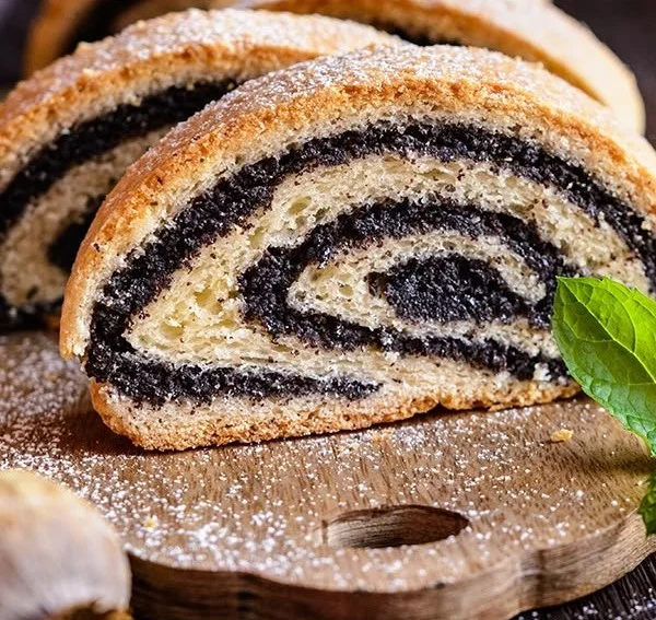 Leckerer Mohnstollen mit Mohnfüllung und Gewürzen