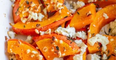 Ofenkürbis mit Feta auf einem Teller angerichtet, lecker und gesund.