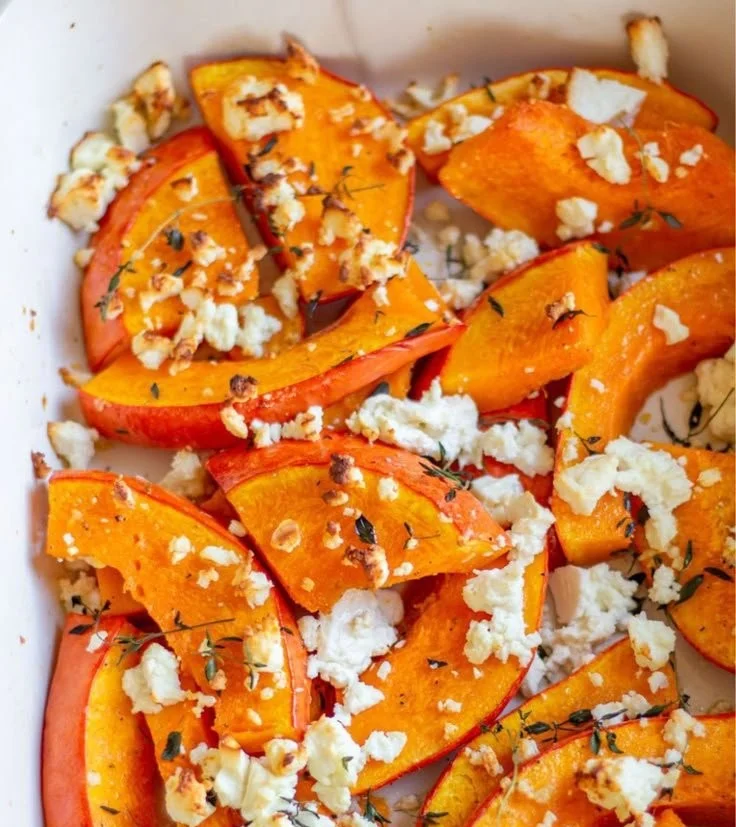Ofenkürbis mit Feta auf einem Teller angerichtet, lecker und gesund.