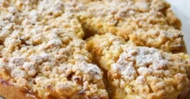Omas Apfelkuchen mit Streusel aus frischen Äpfeln und knusprigen Krümeln