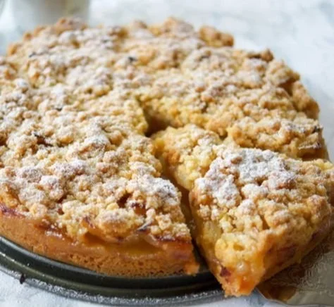 Omas Apfelkuchen mit Streusel aus frischen Äpfeln und knusprigen Krümeln