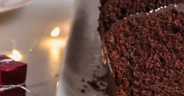 Omas Gewürzkuchen in der Kastenform, frisch gebacken und dekoriert