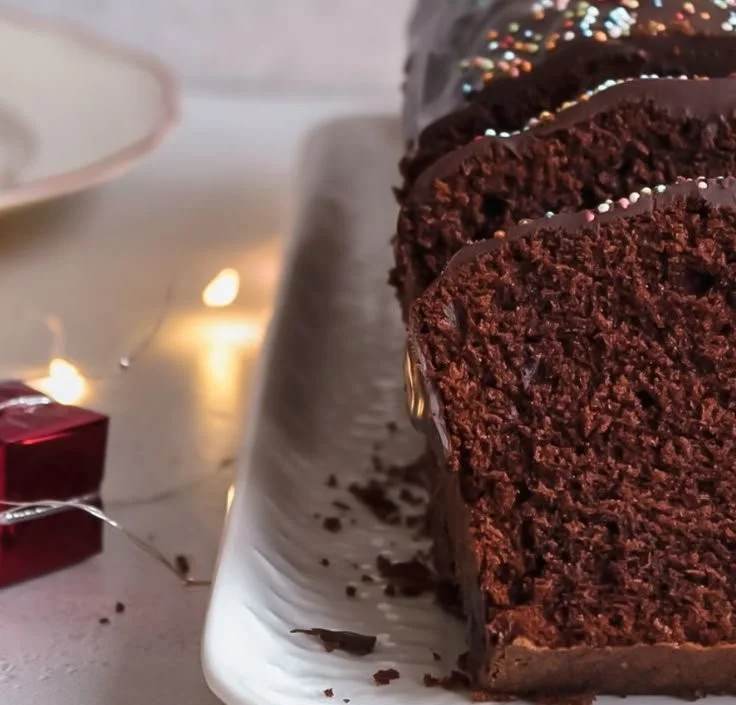 Omas Gewürzkuchen in der Kastenform, frisch gebacken und dekoriert