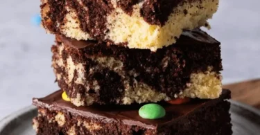 Omas saftiger Marmorkuchen auf einem Kuchenständer