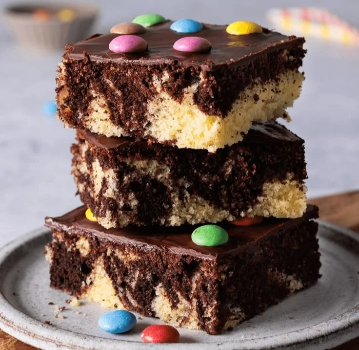 Omas saftiger Marmorkuchen auf einem Kuchenständer