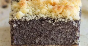 Saftiger Mohnkuchen nach Oma's Rezept auf einem Teller, frisch gebacken.