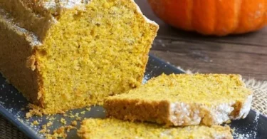 Saftiger Kürbiskuchen nach Omas schneller Rezeptur, ideal für den Herbst.