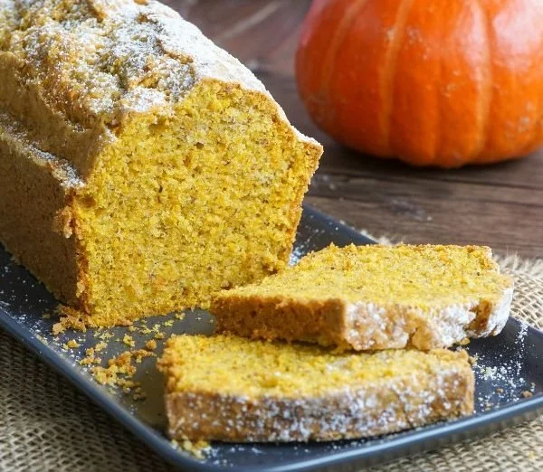 Saftiger Kürbiskuchen nach Omas schneller Rezeptur, ideal für den Herbst.