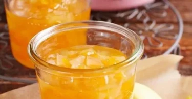 Hausgemachte Pfirsich-Birnen-Marmelade in einem Glas