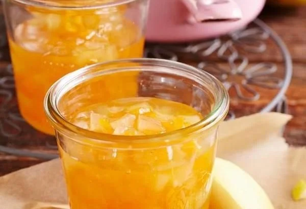 Hausgemachte Pfirsich-Birnen-Marmelade in einem Glas