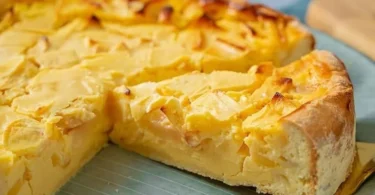 Köstlicher Quark Apfelkuchen mit Apfelscheiben und Quarkteig auf einem Teller