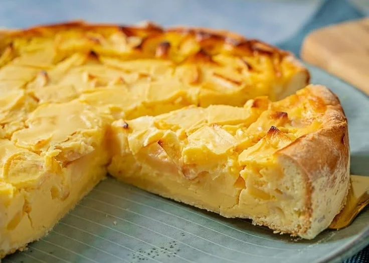 Köstlicher Quark Apfelkuchen mit Apfelscheiben und Quarkteig auf einem Teller