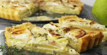 Eine köstliche Quiche mit frischem Gemüse und Käse