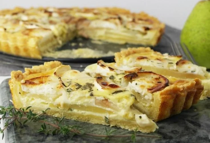 Eine köstliche Quiche mit frischem Gemüse und Käse