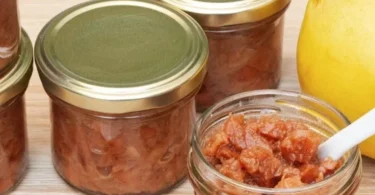 Hausgemachtes Quittenchutney in einer eleganten Glasverpackung