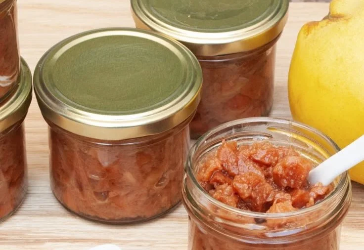 Hausgemachtes Quittenchutney in einer eleganten Glasverpackung