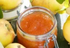 Hausgemachtes Quittenmus in einem Glas, ideal für Süßspeisen und Aufstriche