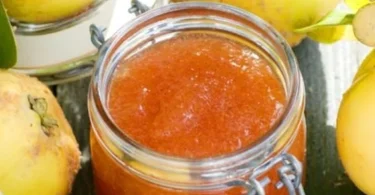 Hausgemachtes Quittenmus in einem Glas, ideal für Süßspeisen und Aufstriche