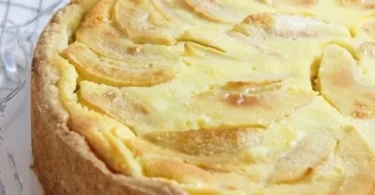 Köstlicher Apfel Schmand Kuchen auf einem Teller, perfekt für jeden Anlass.