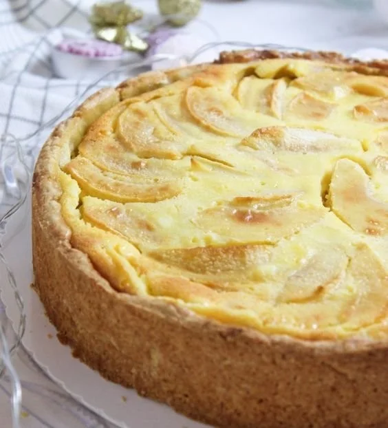 Köstlicher Apfel Schmand Kuchen auf einem Teller, perfekt für jeden Anlass.