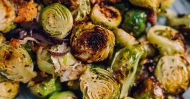 Rosenkohl aus dem Ofen, goldbraun gebacken mit Gewürzen