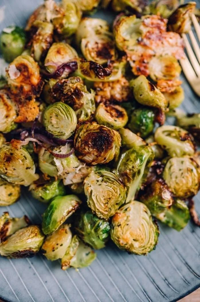 Rosenkohl aus dem Ofen, goldbraun gebacken mit Gewürzen