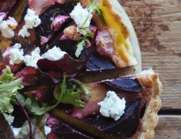 Rote-Bete-Quiche frisch aus dem Ofen mit buntem Gemüse garniert