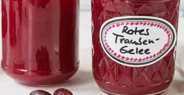 Rotes Traubengelee mit Orangensaft in einem Glas