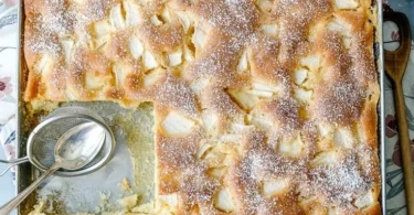Saftiger Ruck Zuck Apfelkuchen vom Blech auf einem Teller serviert