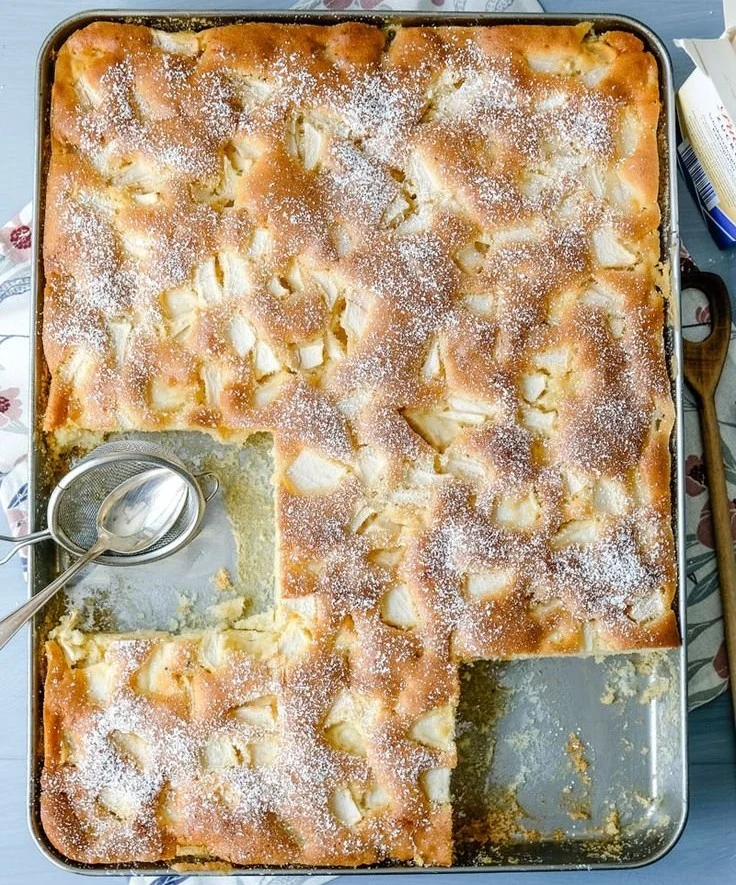 Saftiger Ruck Zuck Apfelkuchen vom Blech auf einem Teller serviert