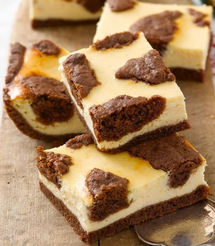 Russischer Vanille-Schoko-Zupfkuchen mit cremiger Textur und Schokogeschmack