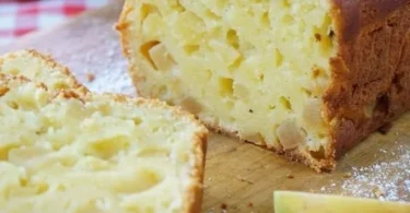 Saftiger Apfelkuchen mit frischen Äpfeln und Gewürzen, perfekt für Naschkatzen.
