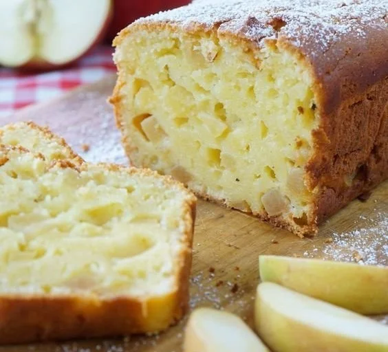 Saftiger Apfelkuchen mit frischen Äpfeln und Gewürzen, perfekt für Naschkatzen.