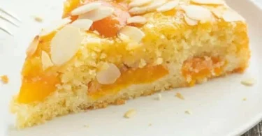 Saftiger Aprikosenkuchen mit frischen Aprikosen auf einem Tisch