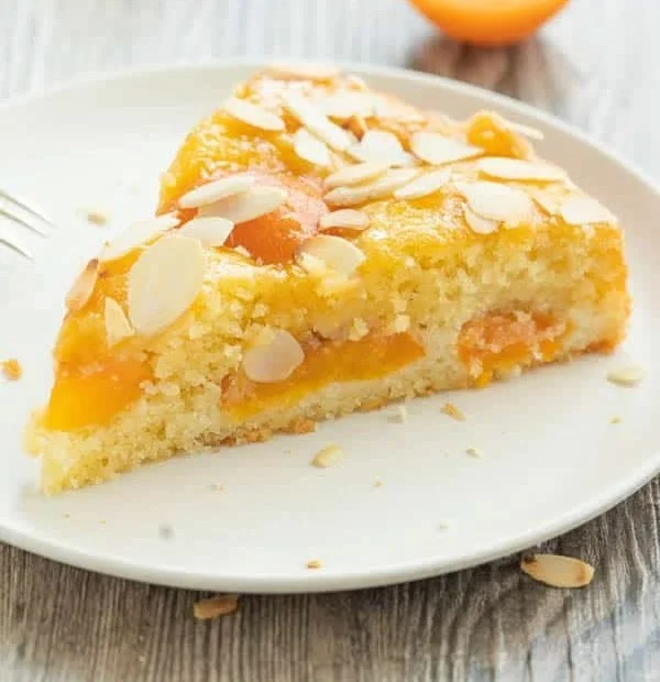 Saftiger Aprikosenkuchen mit frischen Aprikosen auf einem Tisch