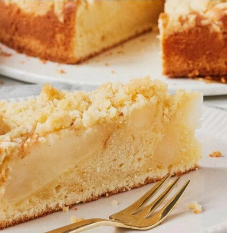 Saftiger Birnenkuchen mit frischen Birnen und einer goldenen Kruste
