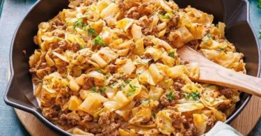 Schnelle Spitzkohlpfanne mit Hackfleisch in einer Pfanne zubereitet