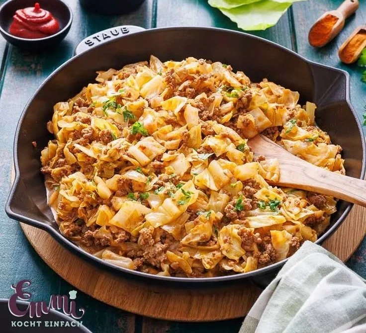 Schnelle Spitzkohlpfanne mit Hackfleisch in einer Pfanne zubereitet