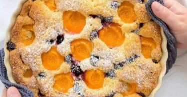 Schneller Blitzkuchen mit Brombeeren, Blaubeeren und Aprikosen auf einem Teller