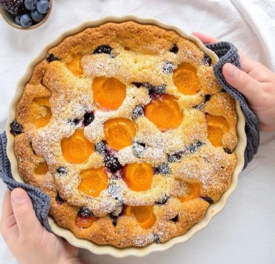 Schneller Blitzkuchen mit Brombeeren, Blaubeeren und Aprikosen auf einem Teller
