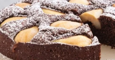 Schoko-Birnenkuchen mit saftigen Birnen und Schokolade, frisch gebacken.