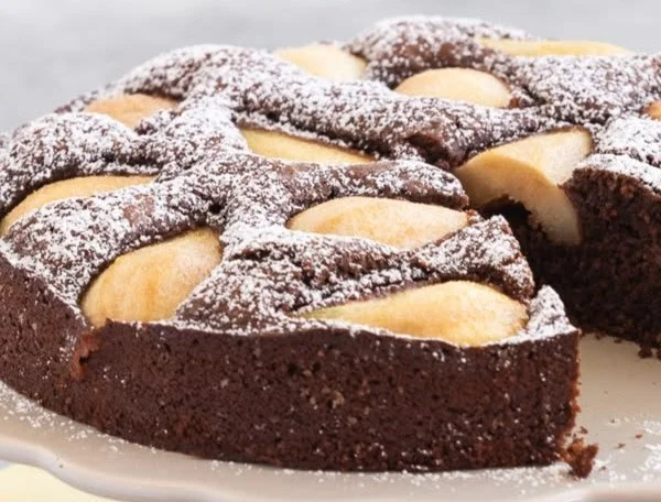 Schoko-Birnenkuchen mit saftigen Birnen und Schokolade, frisch gebacken.