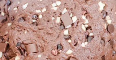 Schoko Stollen mit Nougat-Füllung auf einem rustikalen Tisch